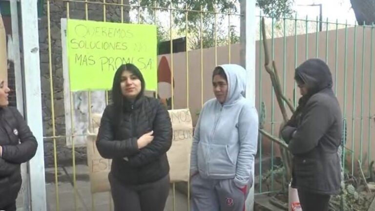 Madres frente al jardín de infantes de Las Pirquitas