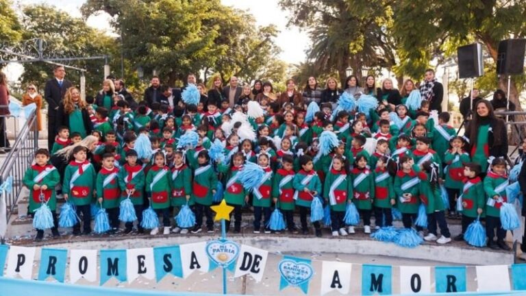 Niños de salas de 5 años en ceremonia de promesa de amor a la Bandera en Plaza 25 de Agosto