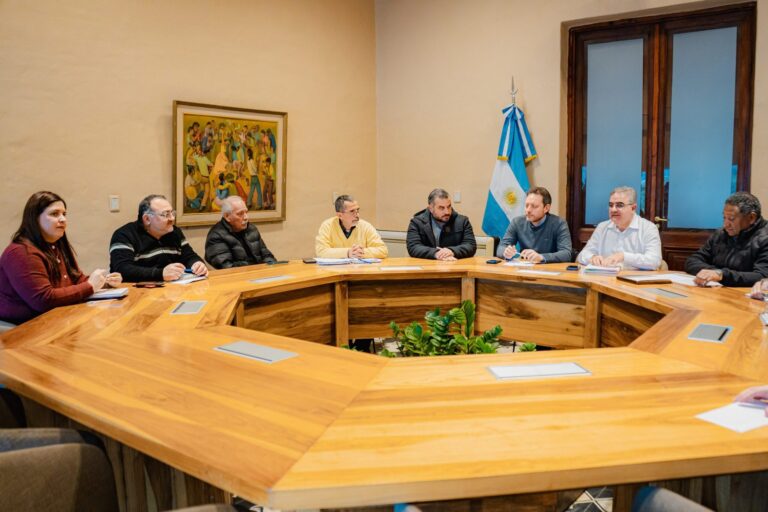 Reunión entre el gobernador Raúl Jalil y autoridades provinciales y municipales para modificar la Ruta 43 en Los Nacimientos