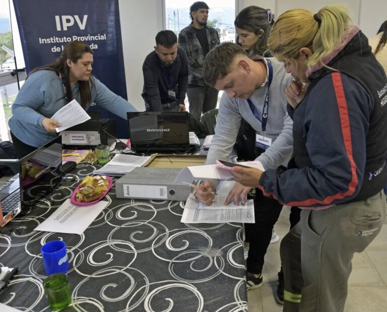 Vecinos atendidos en el operativo Vivienda Más Cerca en el SUM del Loteo Parque Sur