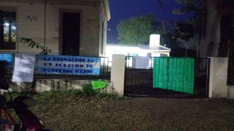 Padres frente a la Escuela N° 275 de Las Cañas, Catamarca