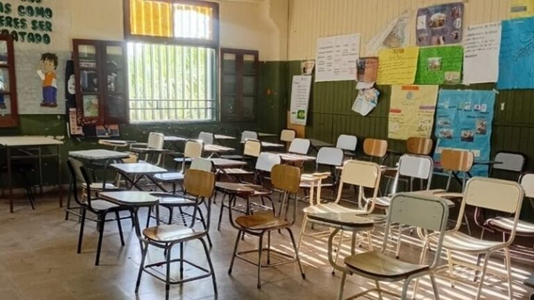 Docentes universitarios en protesta frente a la Universidad Nacional de Catamarca