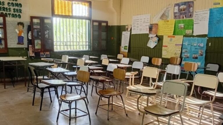 Docentes universitarios en protesta frente a la UNCA