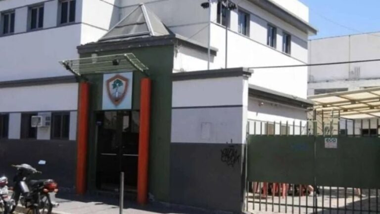 Fachada del Instituto Superior Enrique Guillermo Hood en Catamarca
