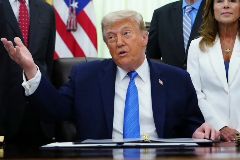 Donald Trump anunciando ataque contra Irán