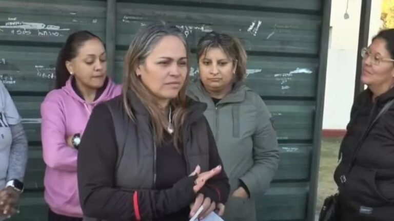 Estudiantes en la entrada de la Escuela de El Portezuelo, Valle Viejo