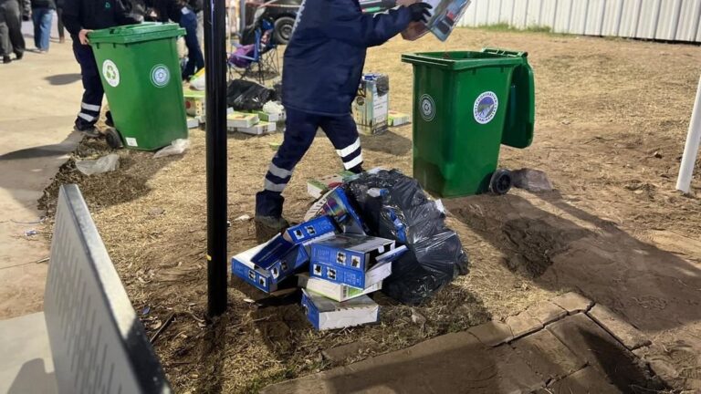 Trabajadores de limpieza en el Predio Ferial durante la Fiesta del Poncho