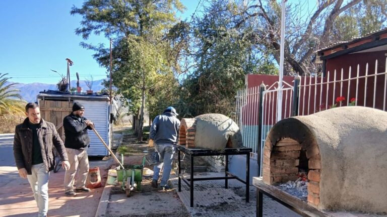 Horno de barro construido por la delegación de Chaquiago para el campeonato de cocina en Andalgalá