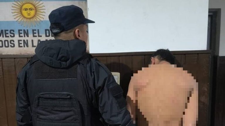 Policía intercepta a un hombre en la vía pública en la zona sur de la Capital