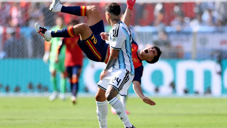 Jugadores de Argentina y España durante la final del Mundial 2026