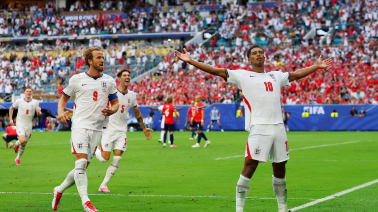Jugadores de Argentina e Inglaterra en el campo de juego