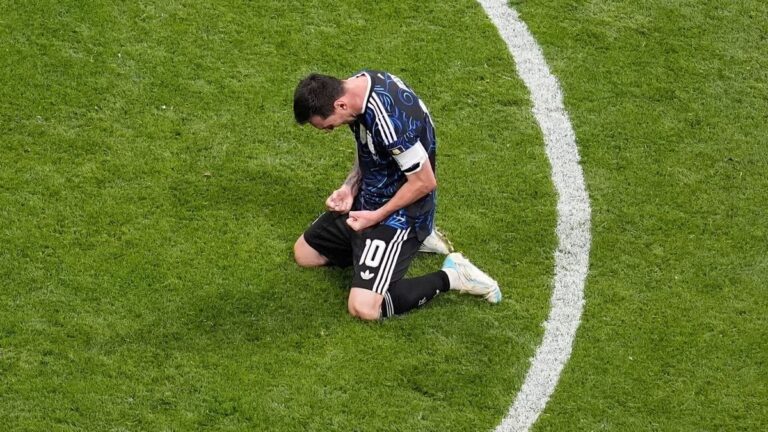 Jugadores de la selección argentina celebrando un gol durante el partido contra Inglaterra