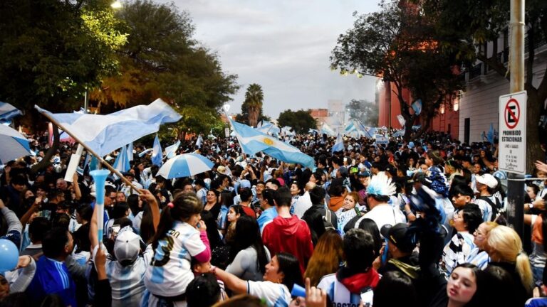 Multitud celebrando en la plaza 25 de Mayo de Catamarca con banderas argentinas