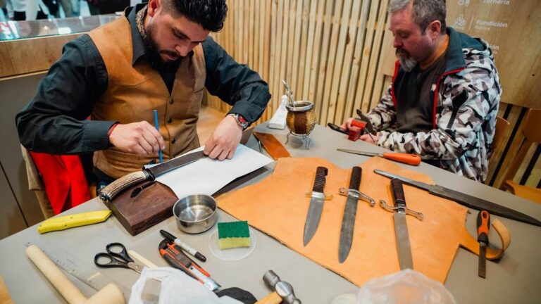 Demostración de artesanía en la Fiesta del Poncho