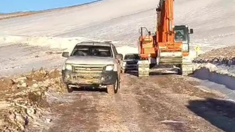 Rescatistas trabajando en la cordillera de Catamarca durante operativo de rescate de turistas varados