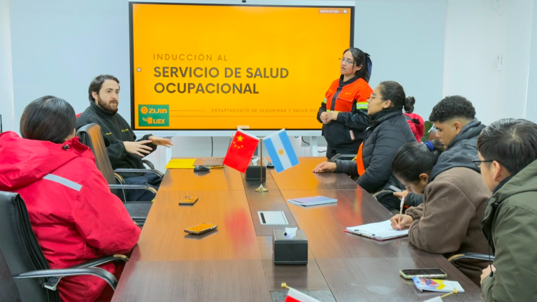 Estudiantes del IES Fiambalá durante jornada de inducción en instalaciones de LIEX S.A.