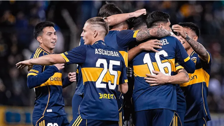Jugadores de Boca celebrando el gol ante Athletico Paranaense en Salta