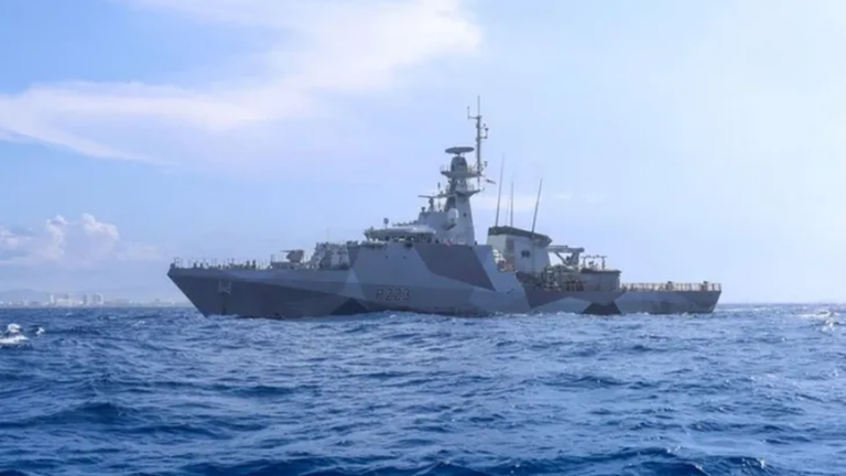 Buque de guerra británico HMS Medway navegando en el Atlántico Sur