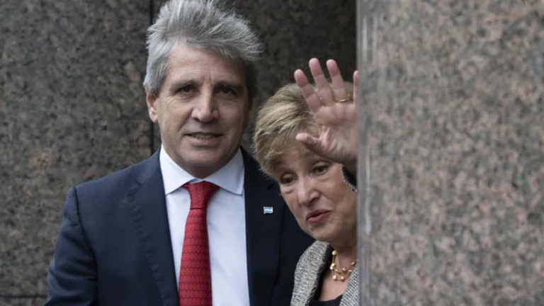 Luis Caputo en conferencia de prensa