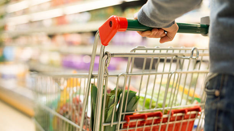 Personas haciendo compras en un supermercado
