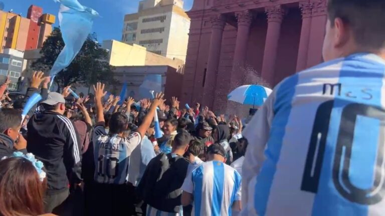 Personas en la plaza 25 de Mayo de Catamarca celebrando el pase de Argentina a cuartos de final del Mundial 2026