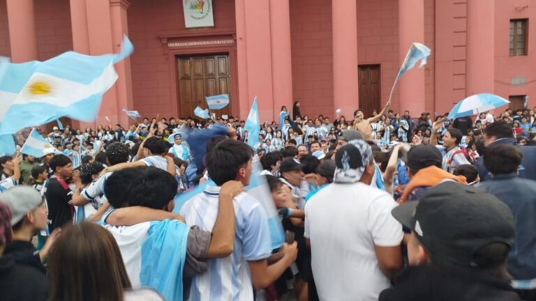 Personas reunidas en la Plaza 25 de Mayo de Catamarca celebrando el triunfo de Argentina ante Inglaterra