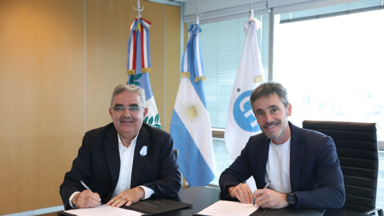 Firma de convenio entre el gobernador Raúl Jalil y el secretario general del CFI, Ignacio Lamothe