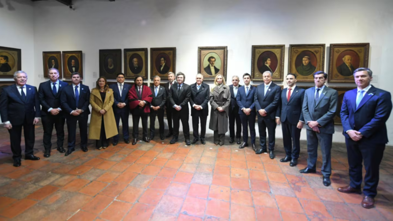 Gráfico de barras que muestra la caída de transferencias discrecionales a provincias en el primer semestre de 2026