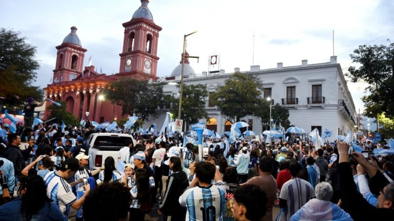 Hinchas argentinos festejando en una plaza de Catamarca tras el triunfo ante Inglaterra
