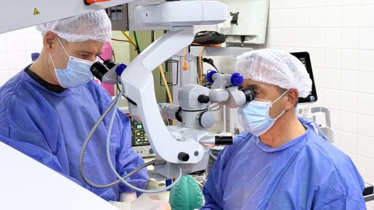 Equipo médico realizando trasplante de córnea en quirófano del Hospital San Juan Bautista