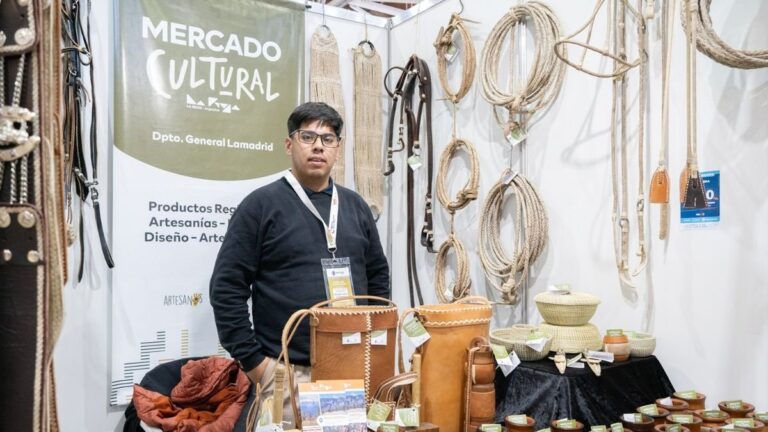 Stand de artesanías en la Fiesta del Poncho en Catamarca
