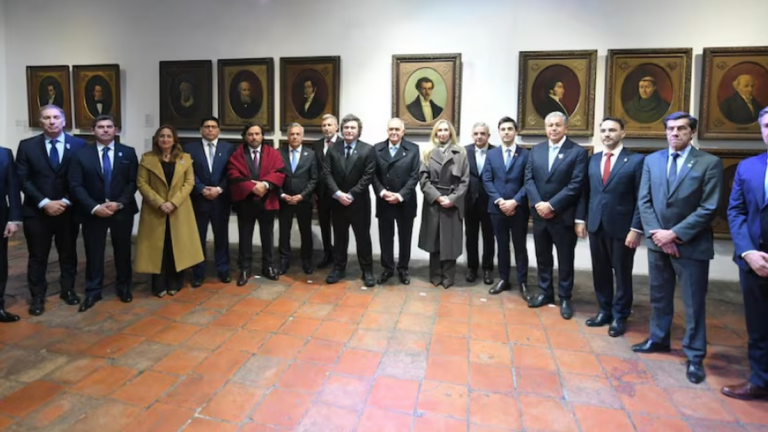 Mapa de Catamarca con billetes de 5000 millones