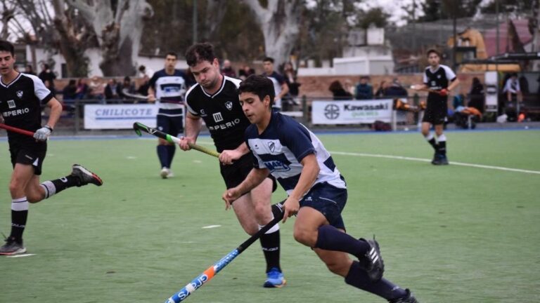 Jugadores de hockey sobre césped en una cancha
