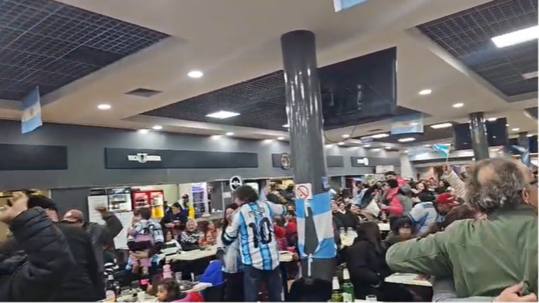 Hinchas en la Terminal de Ómnibus de Catamarca festejando el gol de Argentina ante Cabo Verde