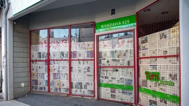 Locales comerciales cerrados en la peatonal de Catamarca