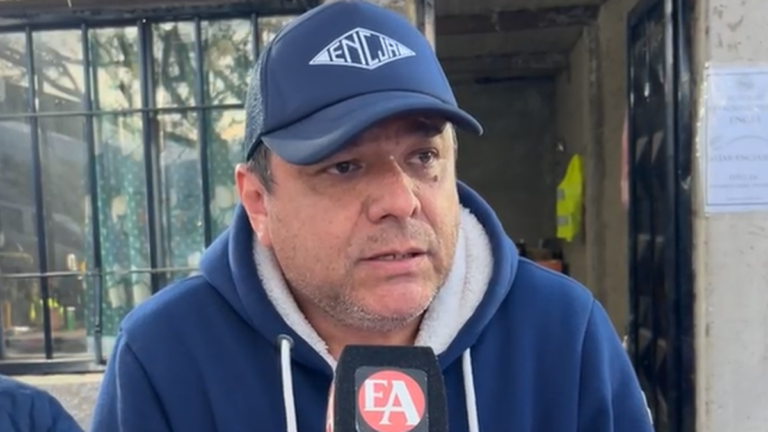 Estacionamiento administrado por la comunidad educativa de la Escuela Clara J. Armstrong frente al Predio Ferial