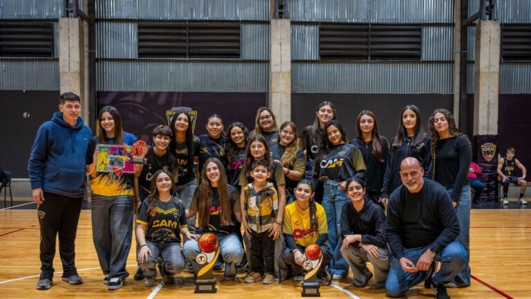 Partido de básquet femenino en cancha de Montmartre, Catamarca
