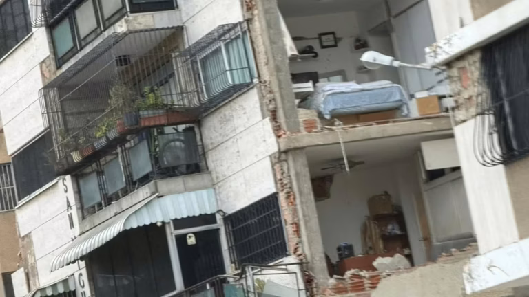 Equipos técnicos trabajan en la recuperación de viviendas afectadas por terremotos en Venezuela
