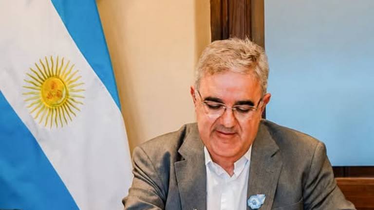 Gobernador Raúl Jalil anunciando bono extraordinario