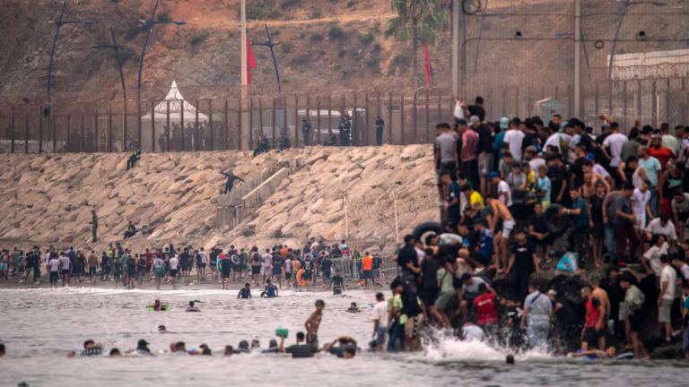 Migrantes en la frontera de Ceuta con Marruecos