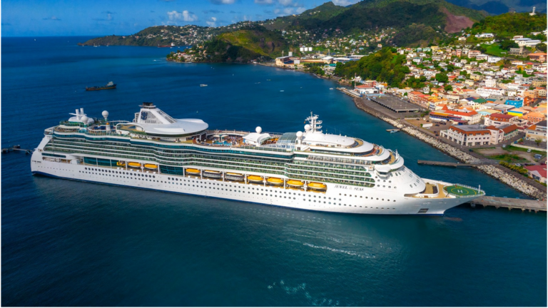 Crucero navegando en el mar con pasajeros en cubierta