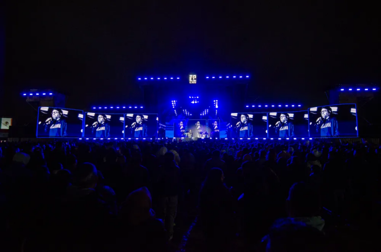 Público en el escenario de El Patio durante la presentación de Cruzando el Charco en la Fiesta del Poncho