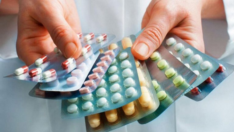 Farmacia con medicamentos en estanterías