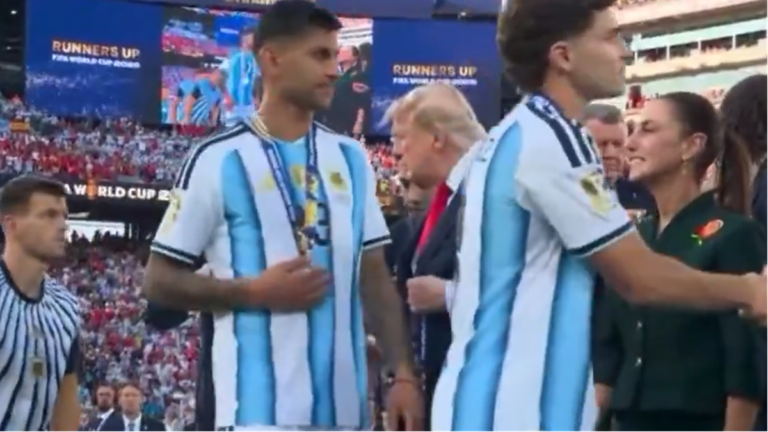 Cuti Romero y Lisandro Martínez durante la ceremonia de premiación del Mundial 2026