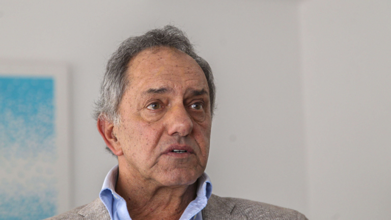 Daniel Scioli en el Aeropuerto Felipe Varela de Catamarca