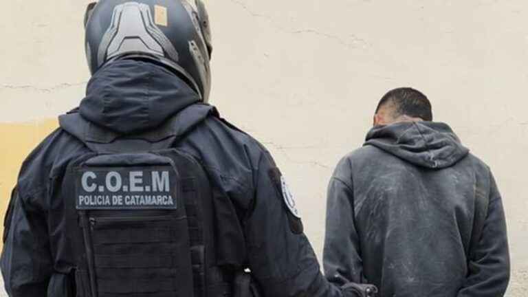 Efectivos policiales en la esquina de avenida Belgrano y calle 9 de Julio