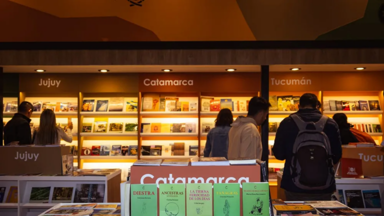 Estanterías de una librería independiente en Catamarca