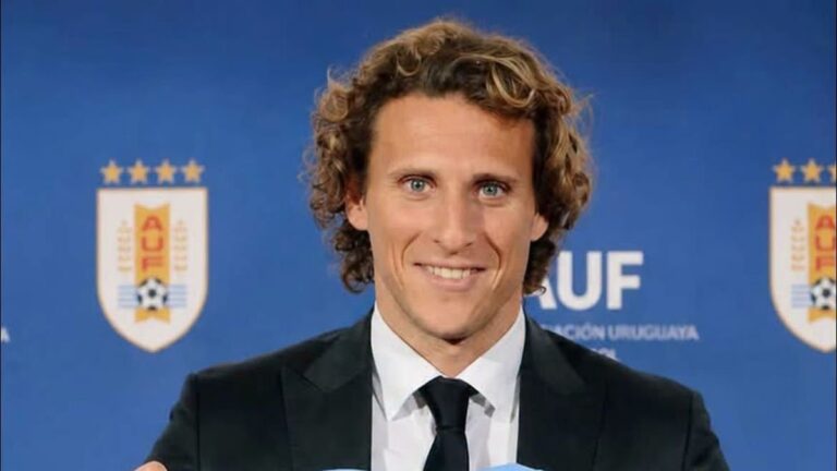 Diego Forlán en conferencia de prensa tras su designación como técnico interino de Uruguay