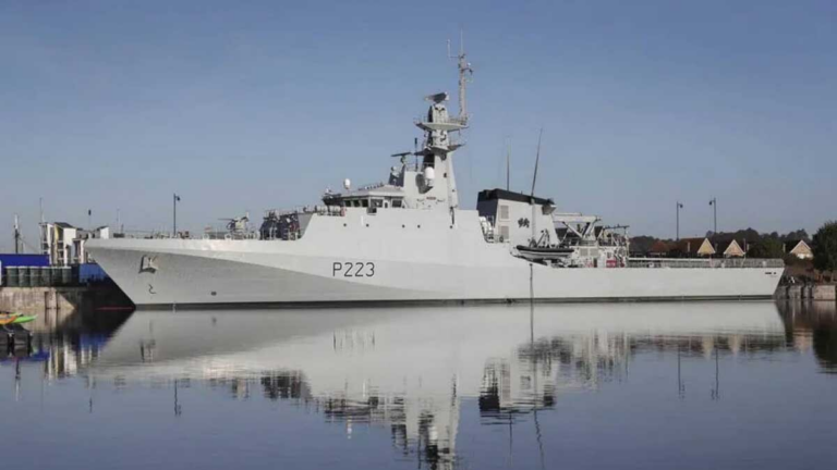 Buque militar HMS Medway de la Royal Navy británica en el Atlántico Sur