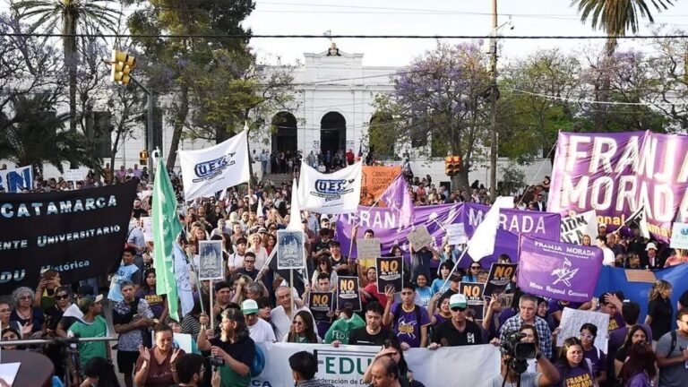 Docentes universitarios en reunión sindical